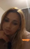 Blonda cu forme apetisante - imagine 4