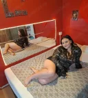 Bruneta sexy și independenta ador sărutările jos - imagine 1