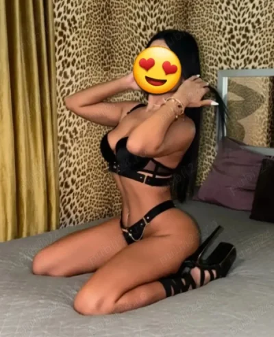 Bruneta fierbinte la tine în oraș