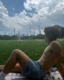 Un băiețel discret de 25 de ani - imagine 1