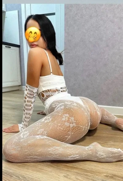 Party girl brunetă slim