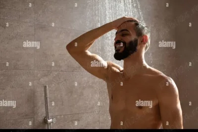 Un bărbat foarte frumos și curat