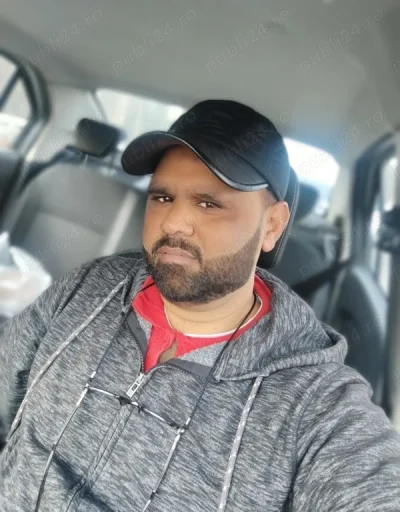 O persoană care masează cu tandrețe și dragoste