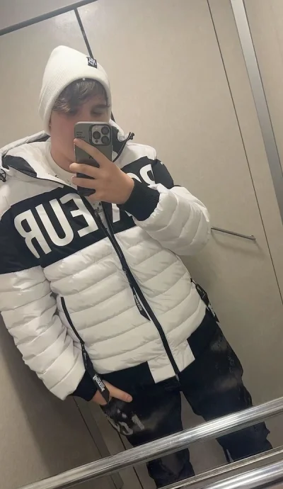 Băiat 18 ani caut femei neglijate