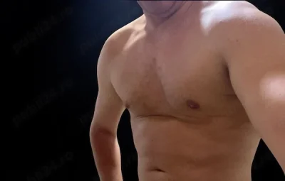 Barbat atletic dotat ofer companie intima masaj