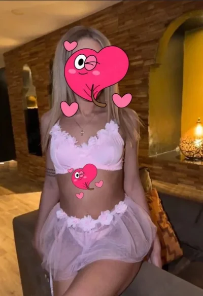 Blonda cu un corp bine tonifiat