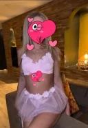 Blonda cu un corp bine tonifiat - imagine 4