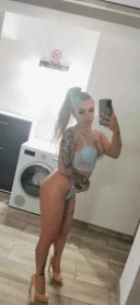 Blonda cu tatuaje și Piercing in zona intimă - imagine 3