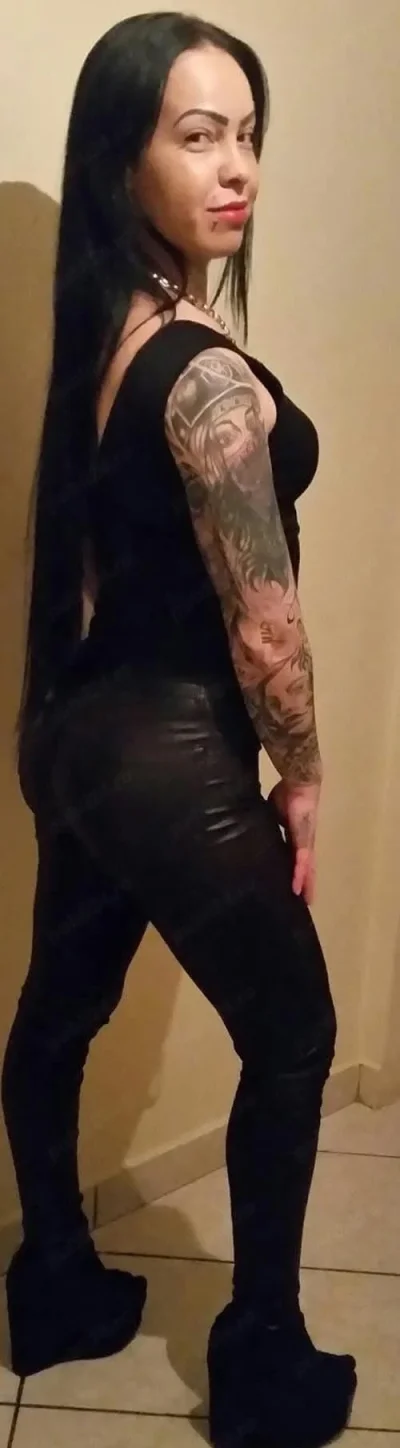 Singură în locație