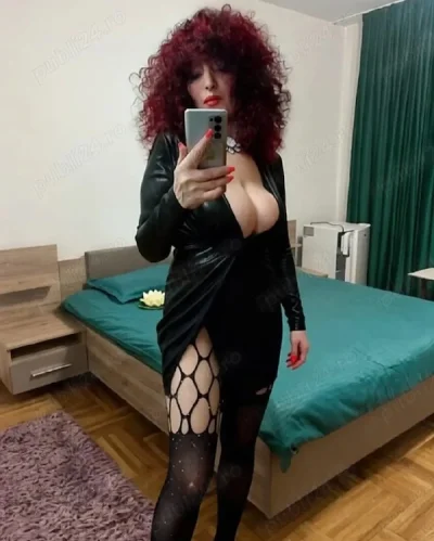 Matură roșcată siliconata show webcam si nu numai non stop