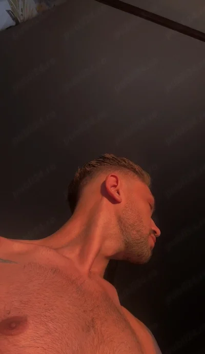 Bisexual, deschis către experiențe rafinate.