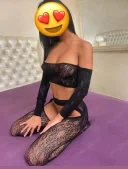 Bruneta cu pirsuri - imagine 1