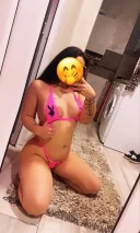 Bruneta sexy cu forme apetisante - imagine 1