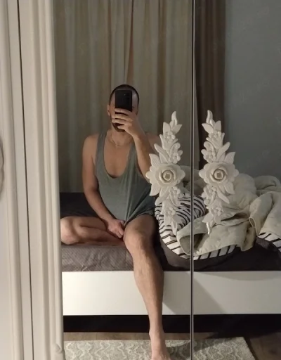 Bărbat bisex pasiv fără inhibiții cu locație