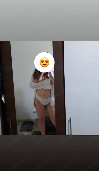 Singură în locație, te aștept la mine