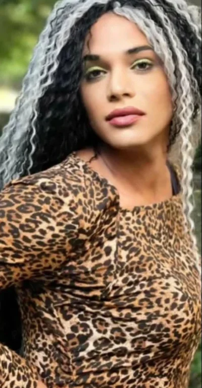 Buna ema venita pentru vou transexuala