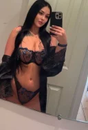 Bruneta tatuata si deplasari - imagine 1