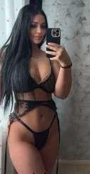 Bruneta tatuata si deplasari - imagine 2