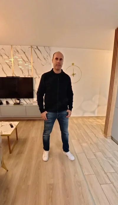 Bărbat caută o tânără atractivă din Brașov.