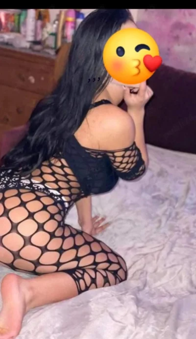 Bruneta hot noua în oraș