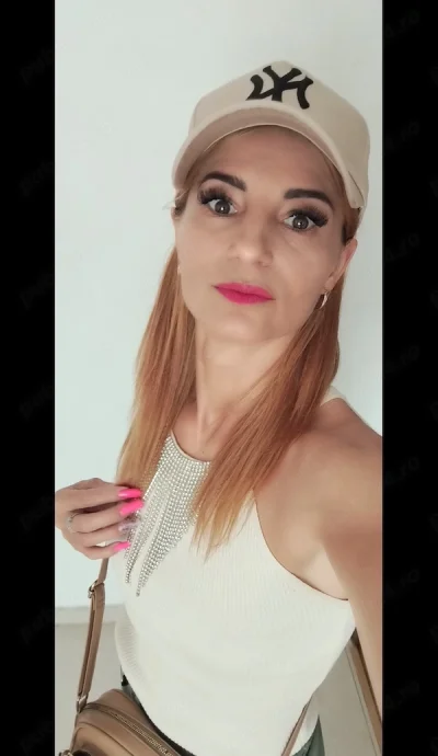 Doamnă matură blondă slim