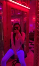 Sunt noua in oras la tine am 21 de ani înălțime 160 kg 50 - imagine 2