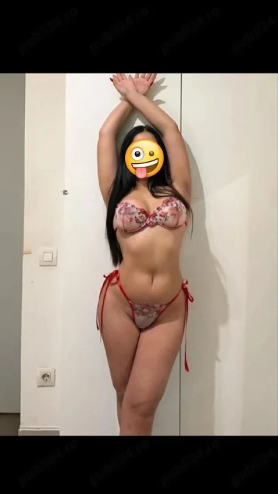 Bruneta cu forme apetisante