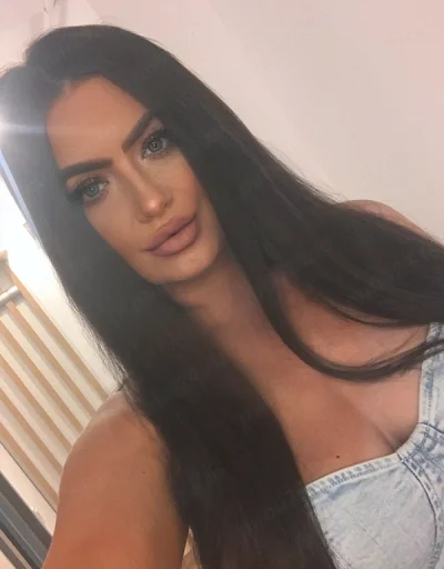 Escortă nouă brunetă cu sâni mari