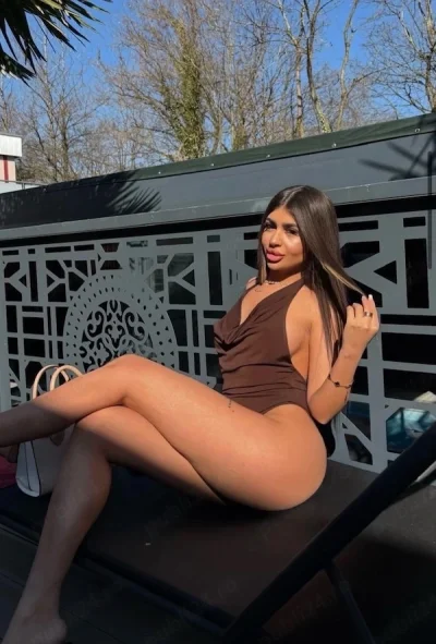 Buna sunt Cristina am locatie discreta fac si deplasari Party