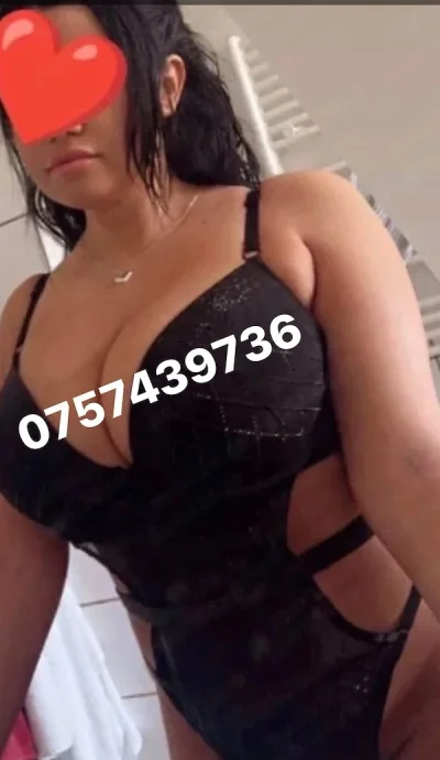 Bruneta sexy venita recent!
