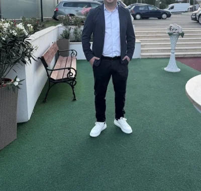 Tânăr discret pentru Doamne