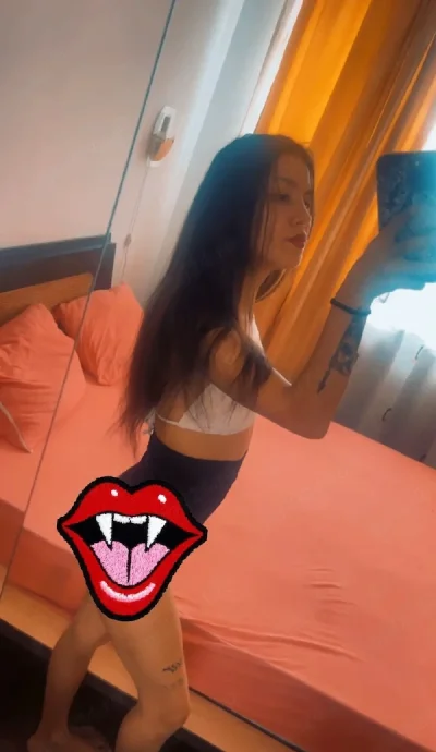 Brunetă skinny tatuată