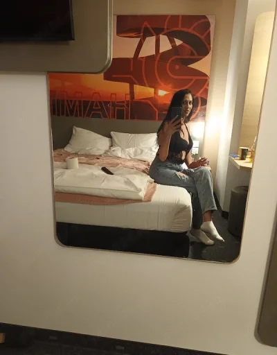 Sunt o brunetă focoasă și abia aștept să vii la mine acasă
