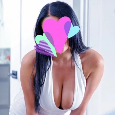 O brunetă cu sănii frumoşi