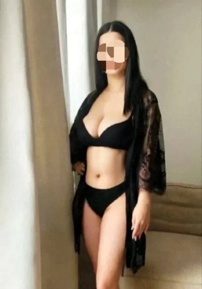 Bruneta ochii albastri sanii frumosi singurs in locatie