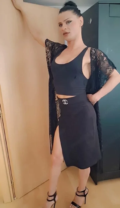 Elvira Transexuală siliconată nr 4 la sâni.