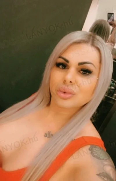 Transexuala cu sâni ofer și show web