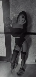 Bună sunt Selena,nouă la tine în oraș - imagine 1