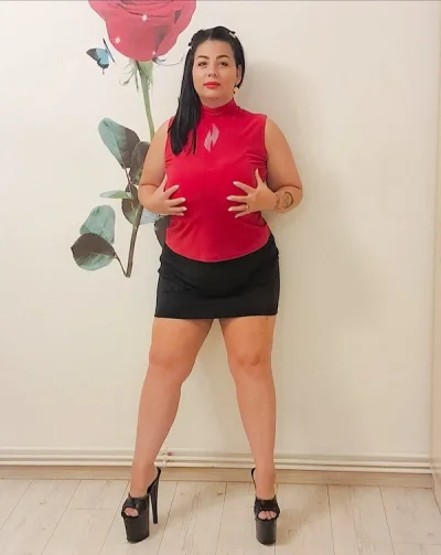 Poze reale 100% bruneta sexy cu forme voluptoase vino sa te convingi
