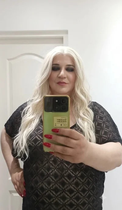 DOLY TRANSS Milf matura cu sâni plinuța cu forme