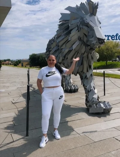 Buna ma numesc denisa 29 ani ofer servici total