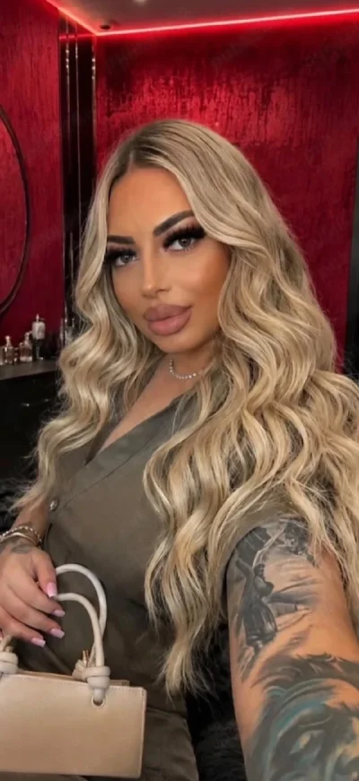 Bună dragii mei Mă numesc Larisa o transexuală reală 100% blondă siliconată