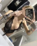 Doar la tine sau la hotel - imagine 1