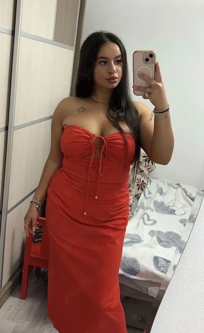 Brunetă sexy nouă în oraș